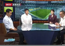 主队球员在比赛中频频获得进球机会英文